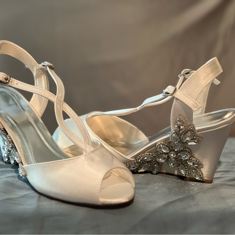 Chic Satin Peep-Toe Wedge Sandals with Floral Detail